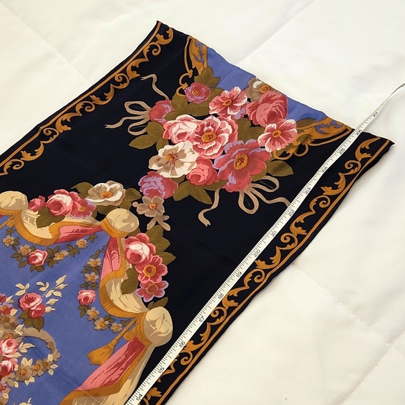💥 HP 💥 Silk Floral  Rectangular Scarf  about 11 x 52" - Picture 7 of 7